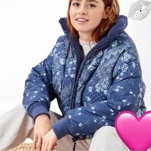 American Eagle Outfitters reversible blue floral fleece puffer jacket